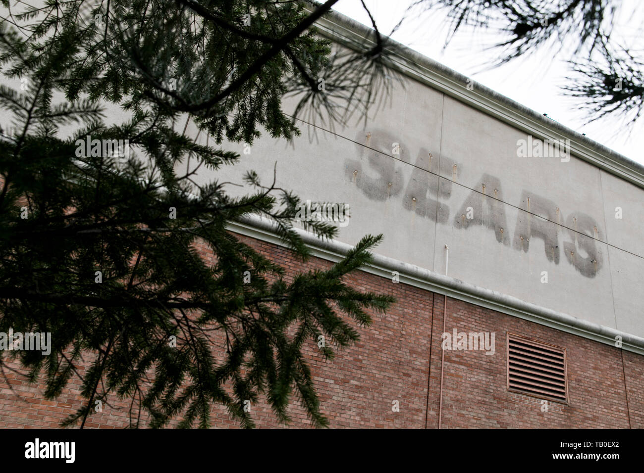L'esquisse d'un logo Sears enseigne à l'extérieur d'un magasin fermé à Syracuse, New York, le 18 avril 2019. Banque D'Images