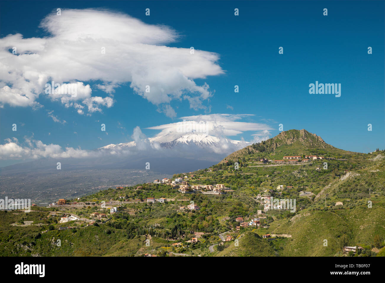 Taormina - le Mt. L'Etna au cours de la sicilienne. Banque D'Images