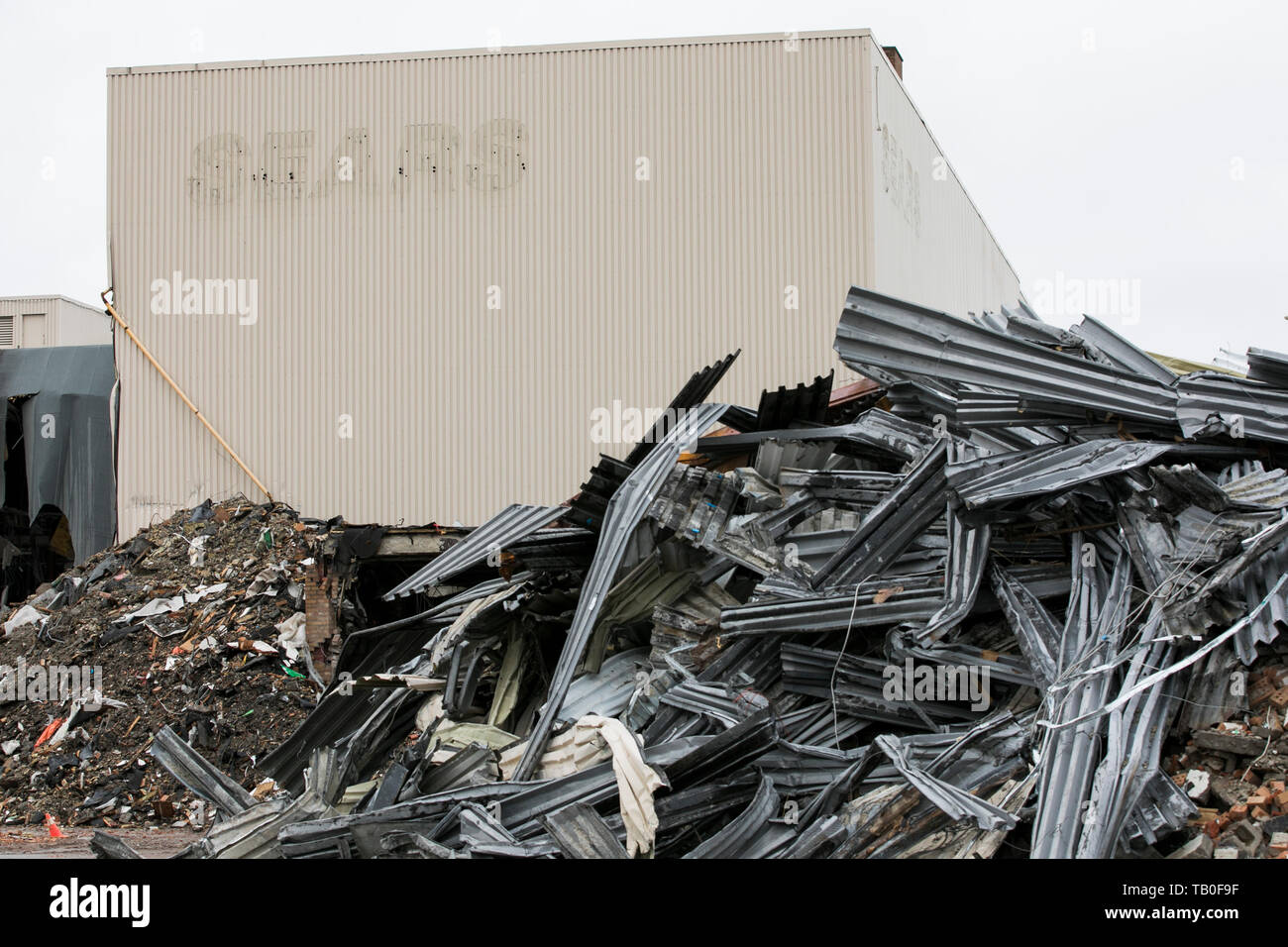 Entoure de débris le site d'un magasin de détail Sears fermé lors de sa démolition, à Ottawa, Ontario, Canada, le 20 avril 2019. Banque D'Images