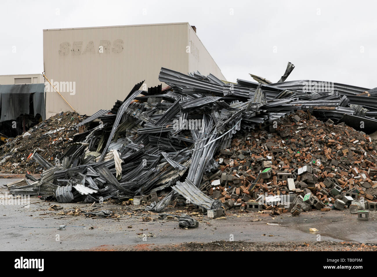 Entoure de débris le site d'un magasin de détail Sears fermé lors de sa démolition, à Ottawa, Ontario, Canada, le 20 avril 2019. Banque D'Images
