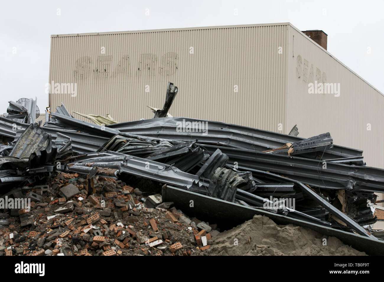 Entoure de débris le site d'un magasin de détail Sears fermé lors de sa démolition, à Ottawa, Ontario, Canada, le 20 avril 2019. Banque D'Images