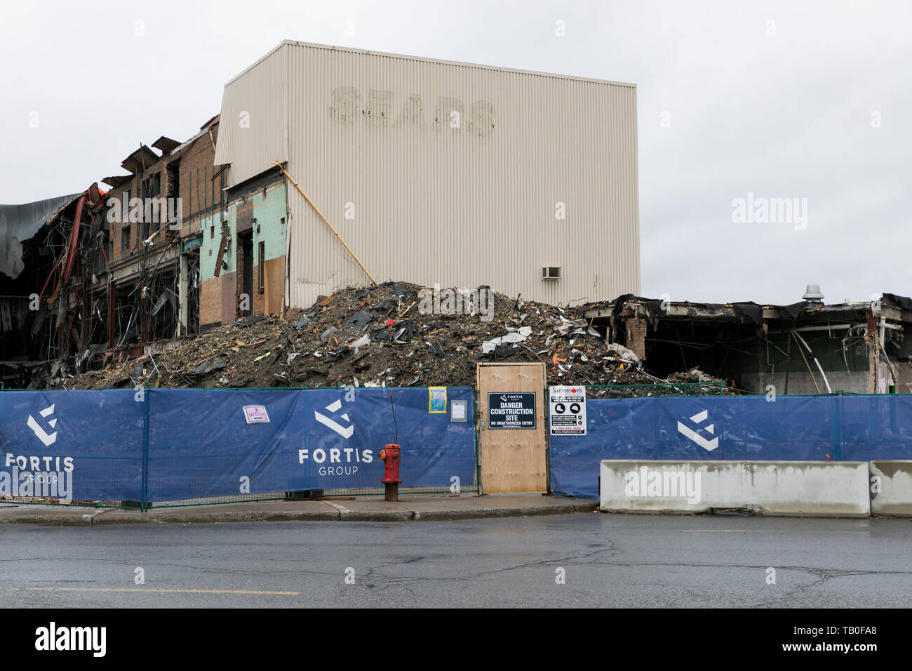 Entoure de débris le site d'un magasin de détail Sears fermé lors de sa démolition, à Ottawa, Ontario, Canada, le 20 avril 2019. Banque D'Images