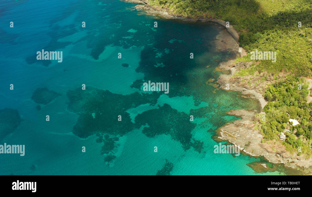 Vue aérienne de l'eau dans le lagon turquoise et de récifs coralliens. Palawan, Philippines. Seascape island et eau bleu clair paysage tropical Banque D'Images
