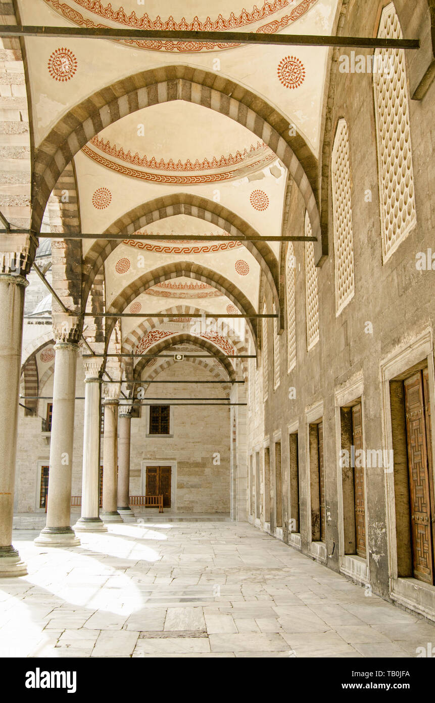 À Colonnade de la Mosquée Bleue, La Mosquée Sultan Ahmet Camii, Istanbul, Turquie. Banque D'Images