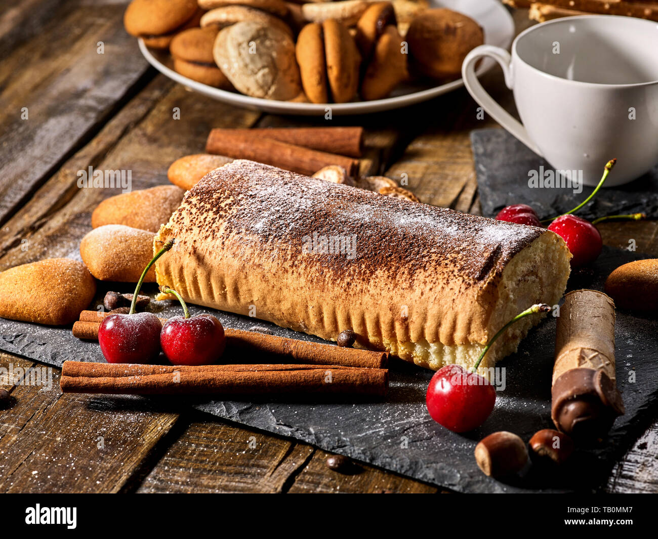 Les cookies de sable et en forme de coeur avec gâteau roulé et Cherry Coffee Bean Banque D'Images