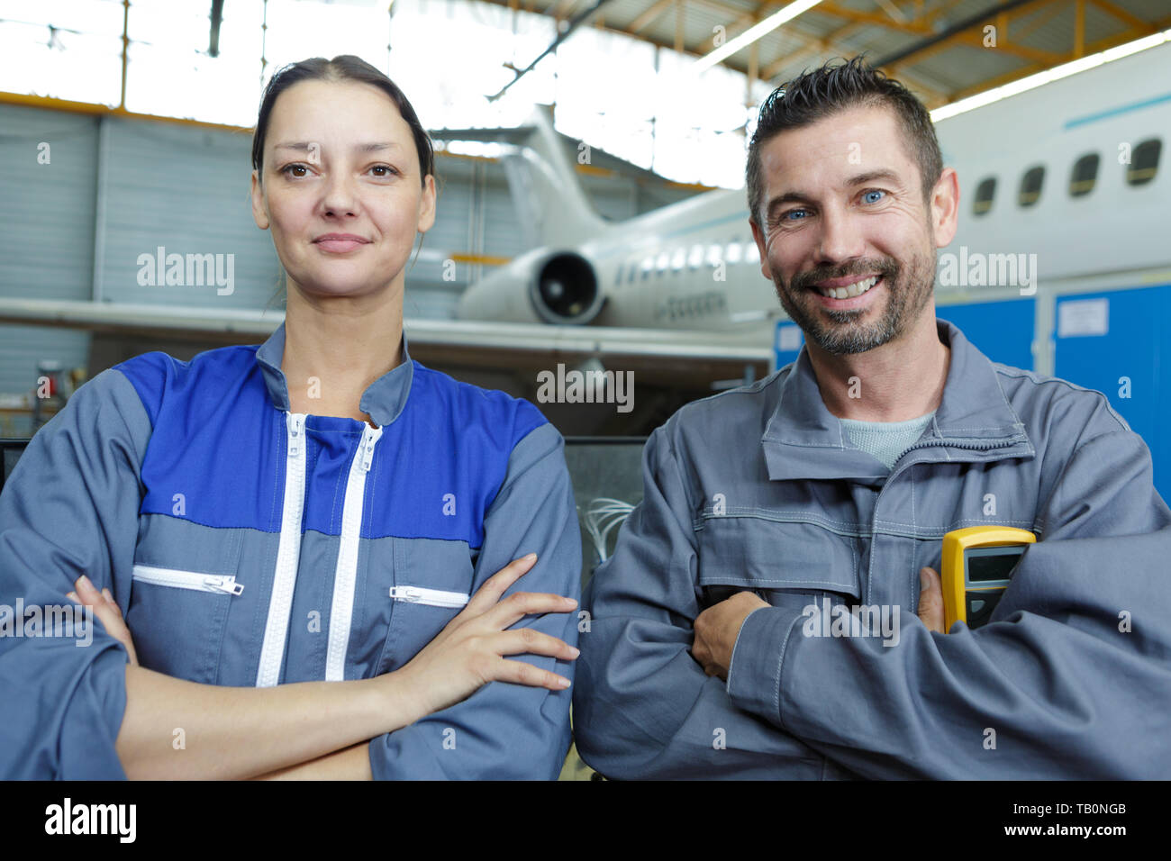 Technicien de maintenance d'aéronefs posing Banque D'Images