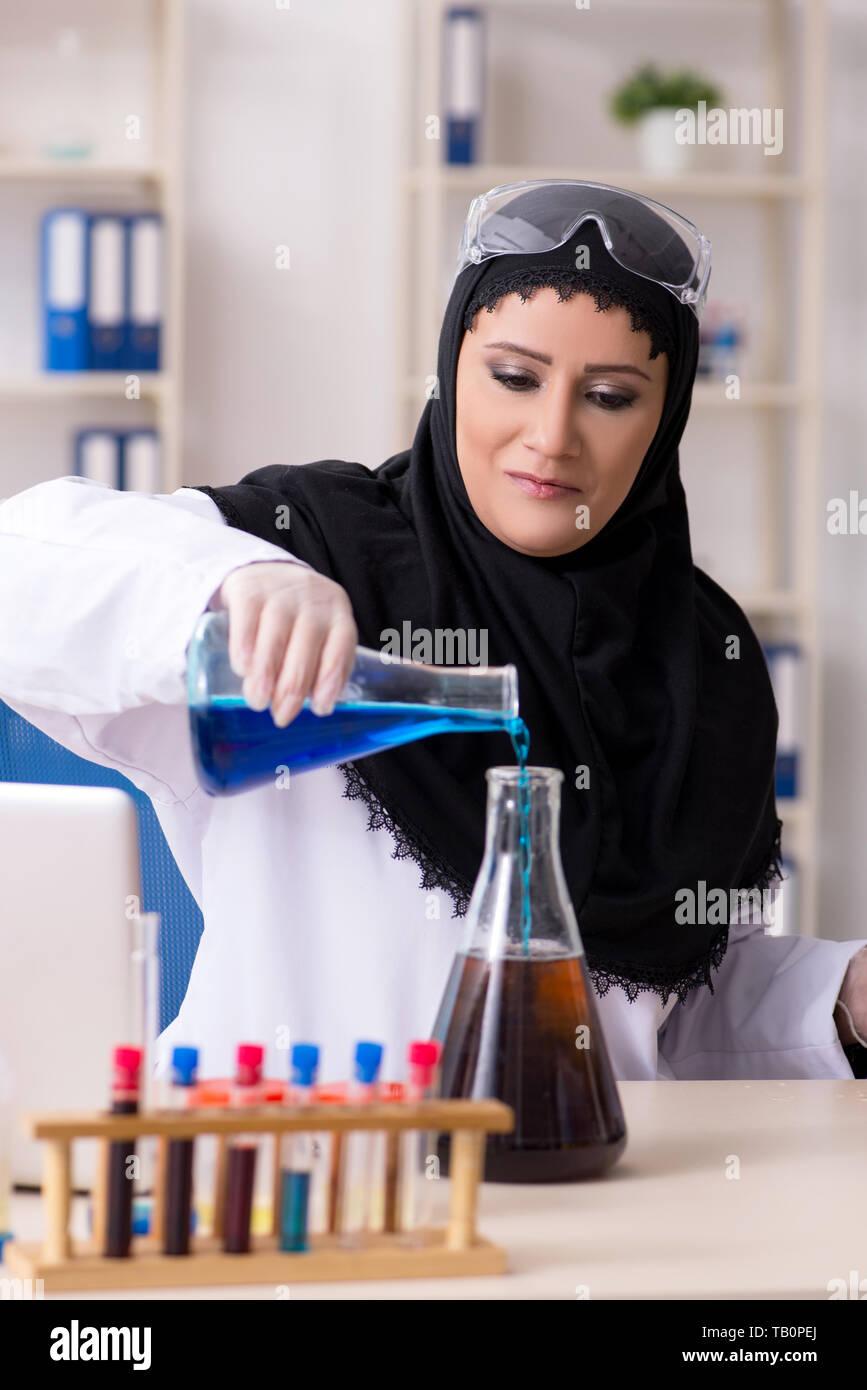 Femme en hijab chimiste dans le laboratoire Banque D'Images