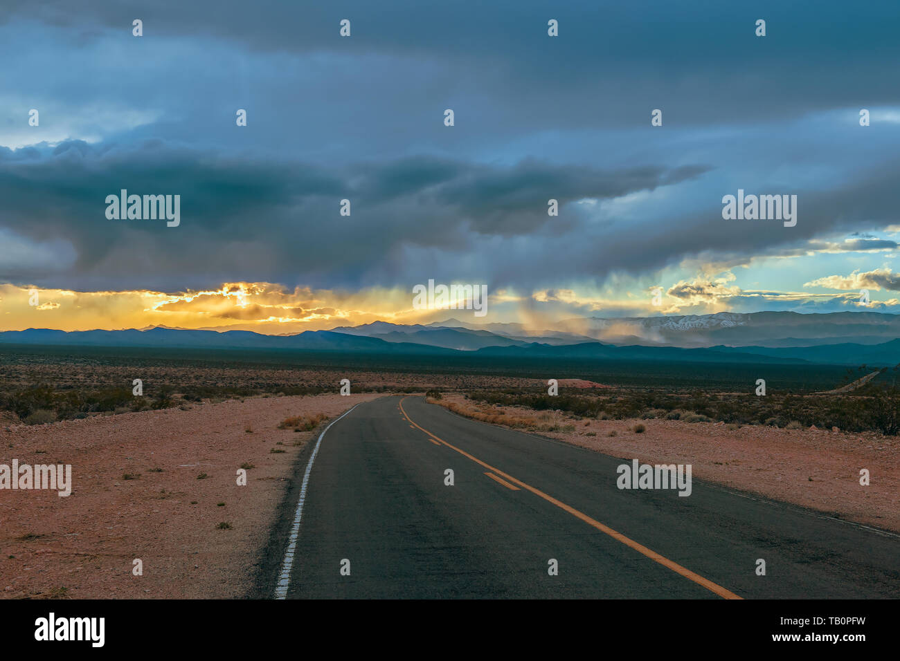Orage sur la route vide dans la Vallée de Feu State Park. Le Nevada. USA Banque D'Images Orage sur la route vide dans la Vallée de Feu State Park. Le Nevada. USA Banque D'Images