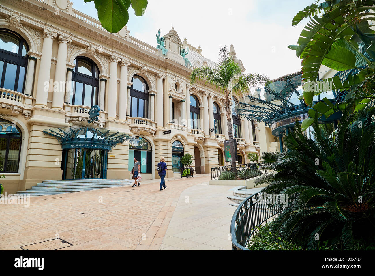 Monte Carlo, Monaco - le 23 septembre 2018 : Street à proximité du célèbre casino de Monte Carlo à Monaco lors d'une journée nuageuse Banque D'Images
