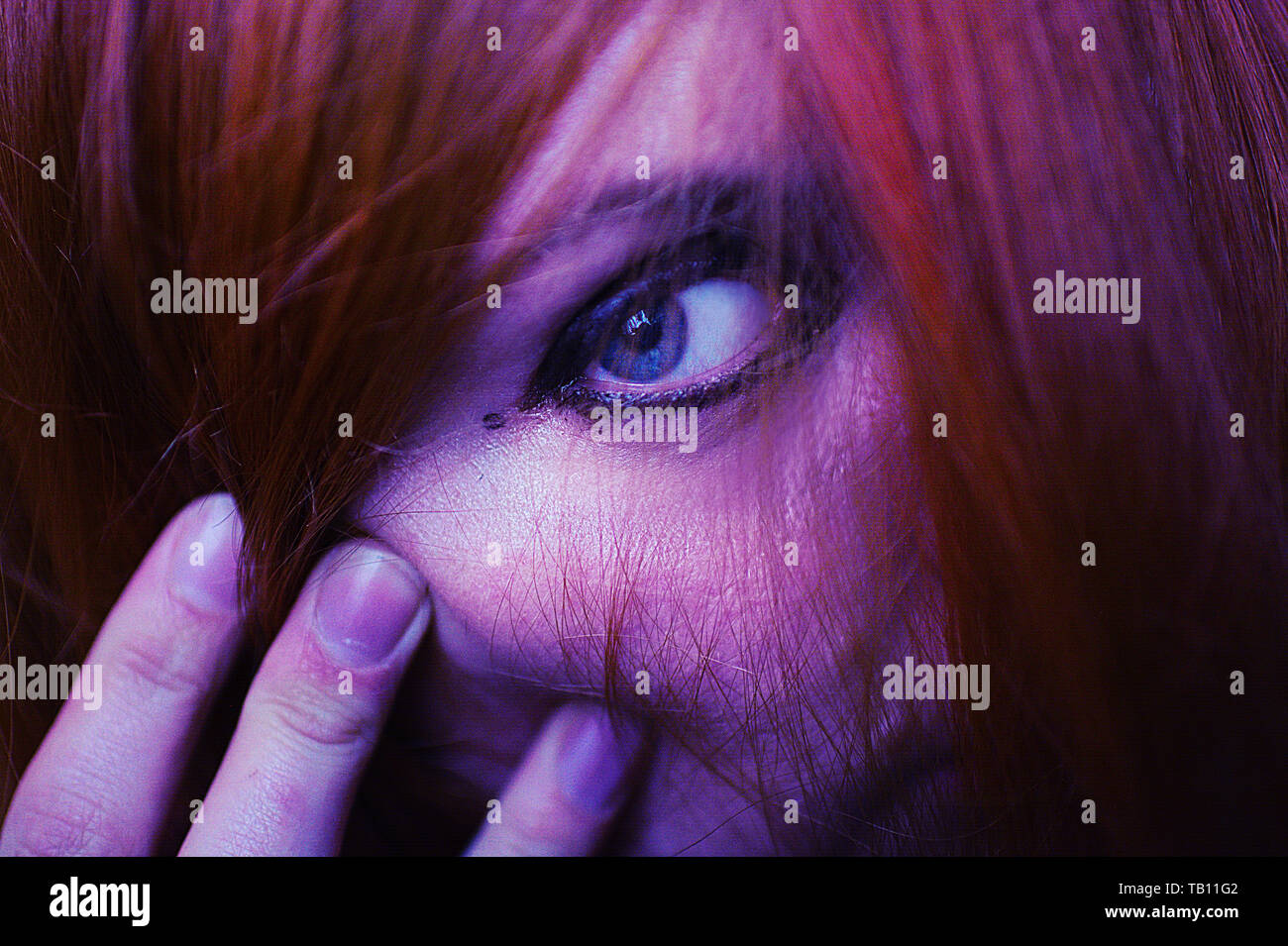 Visage de femme couverte de cheveux rouges. Blue Eye. Banque D'Images