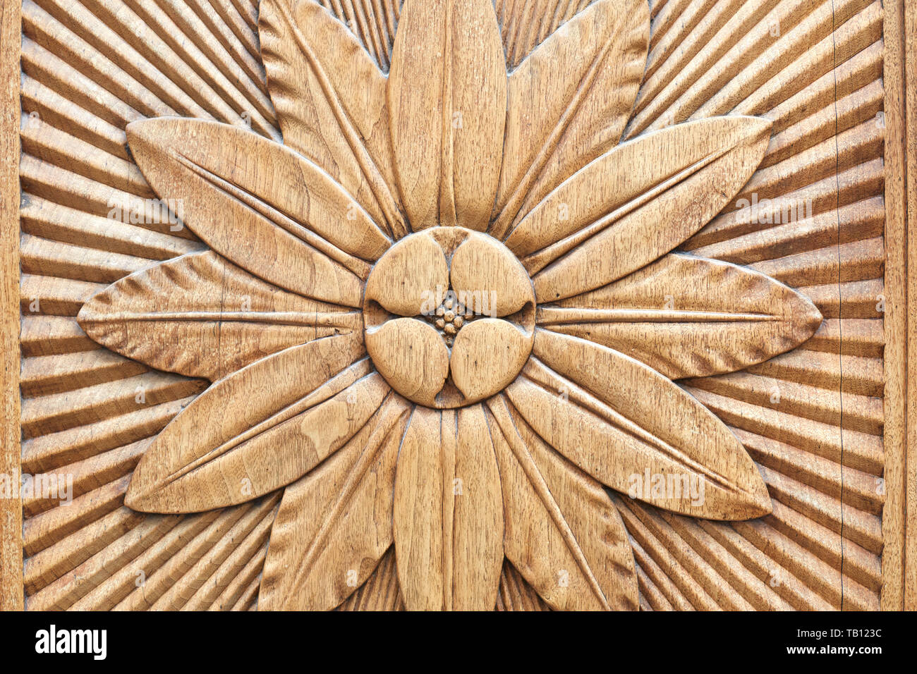 En bois sculpté fleur sur fond de texture Banque D'Images