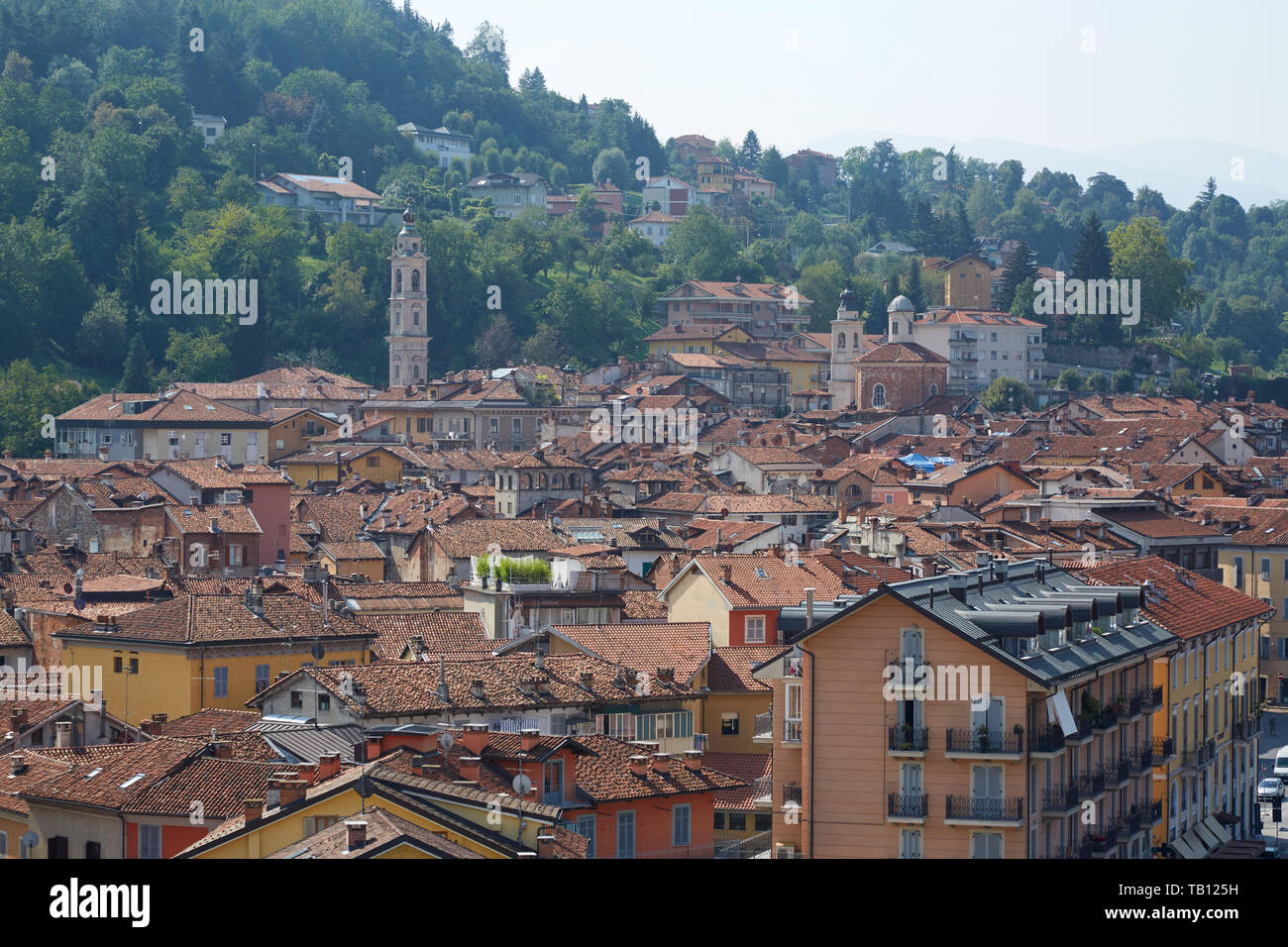 Les toits de la ville de Mondovi et bâtiments en été dans le Piémont, Italie Banque D'Images