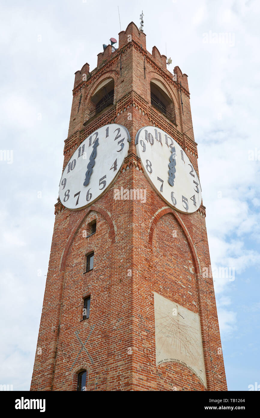 MONDOVI, ITALIE - 18 août 2016 : tour de l'horloge ancienne Belvédère low angle view dans une journée d'été à Mondovi, en Italie. Banque D'Images