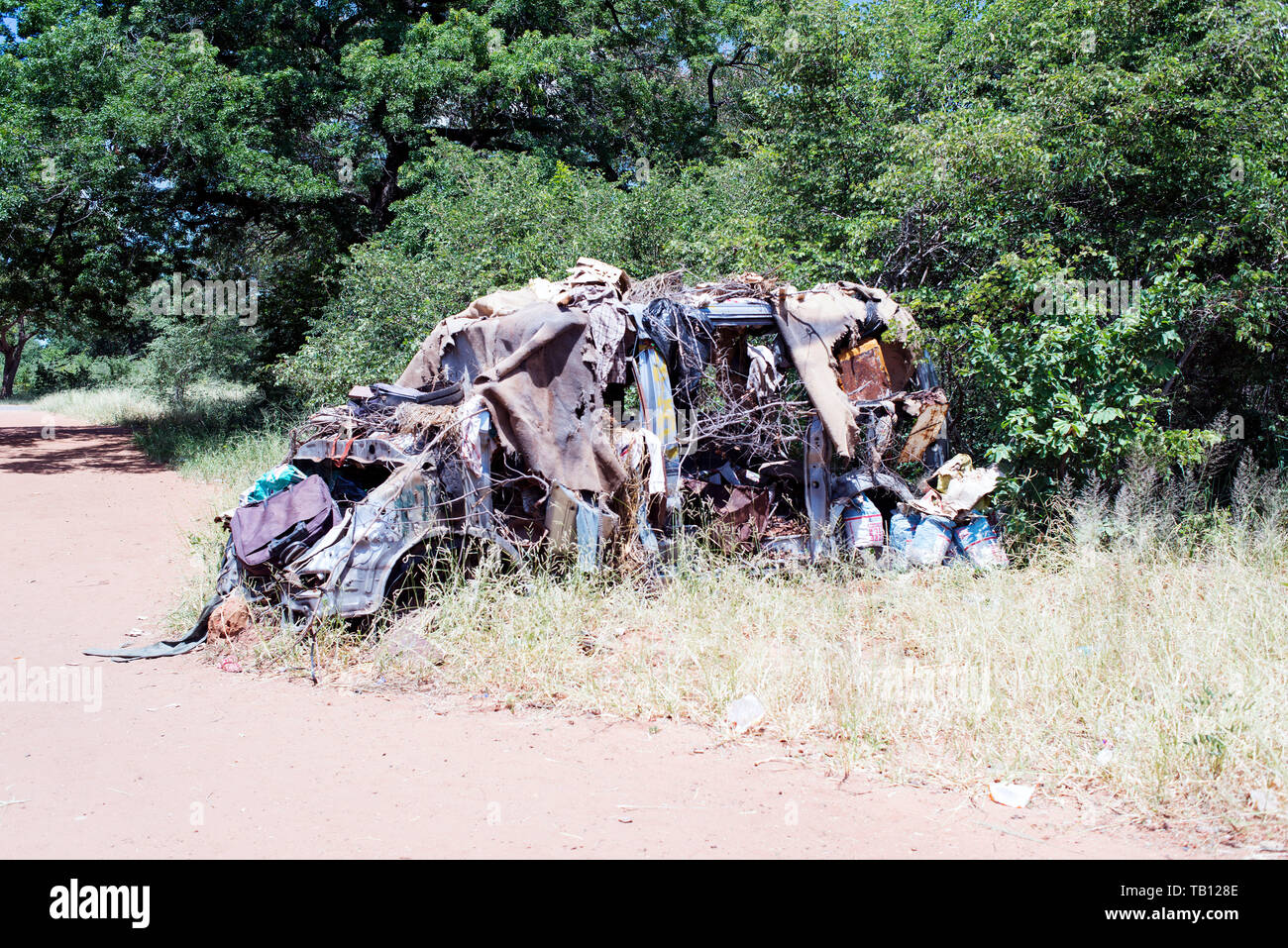 Épave et voiture abandonnée à Nairobi, Kenya, Afrique désert Banque D'Images