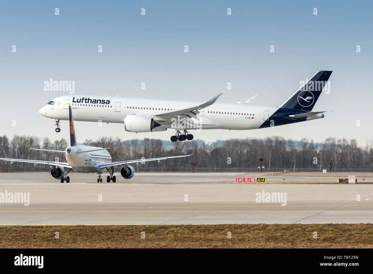 Munich, Allemagne - le 28 février. 2019 : Lufthansa Airbus A350-941 à l'avion immatriculé D-AIXK dans l'approche de la partie nord de la piste 26R de l'e Banque D'Images