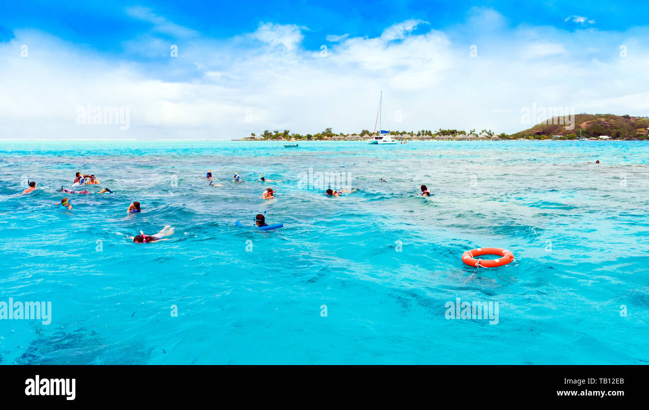 BORA BORA, Polynésie française - 19 septembre 2018 : Les gens se baigner dans l'océan avec des masques. L'espace de copie pour le texte Banque D'Images