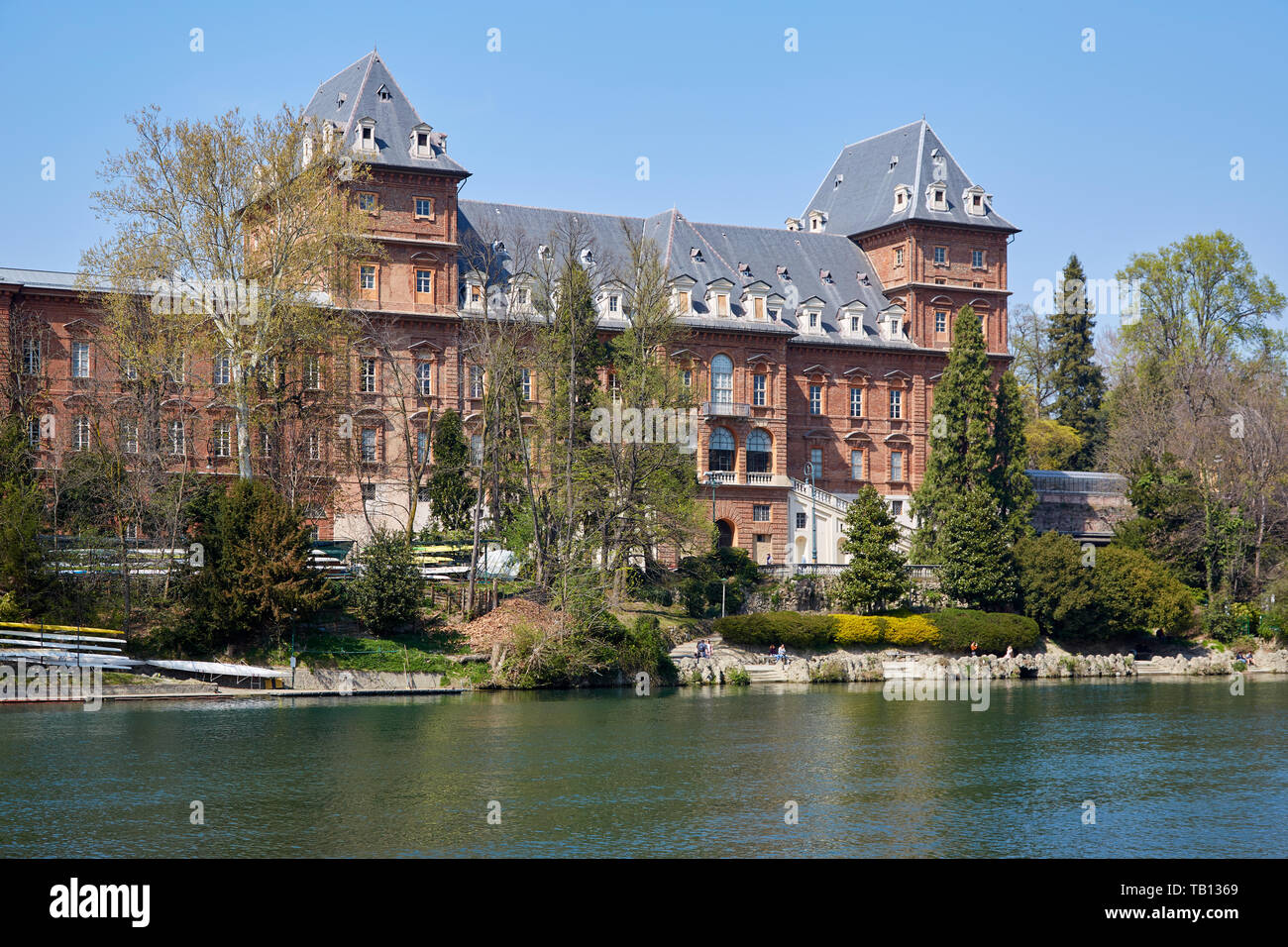 TURIN, ITALIE - 31 mars 2019 : Château du Valentino et façade de briques rouges fleuve Po dans le Piémont, Turin, Italie. Banque D'Images