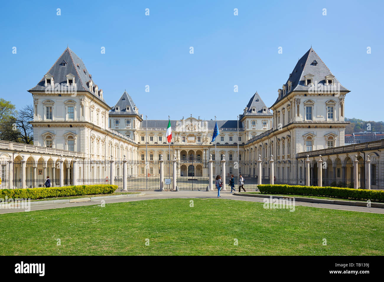 TURIN, ITALIE - 31 mars 2019 : Château du Valentino avec pré vert, ciel bleu clair et les gens dans le Piémont, Turin, Italie. Banque D'Images