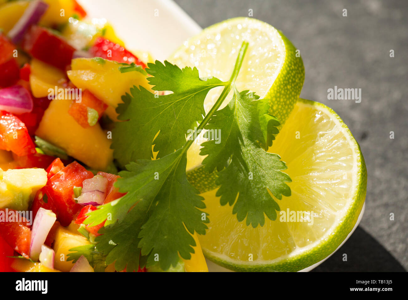 Fait à partir de la salsa de mangue, avocat, poivron rouge, haché piment, oignon rouge, la coriandre hachée et le jus de lime, c'était servi avec macke fumé Banque D'Images