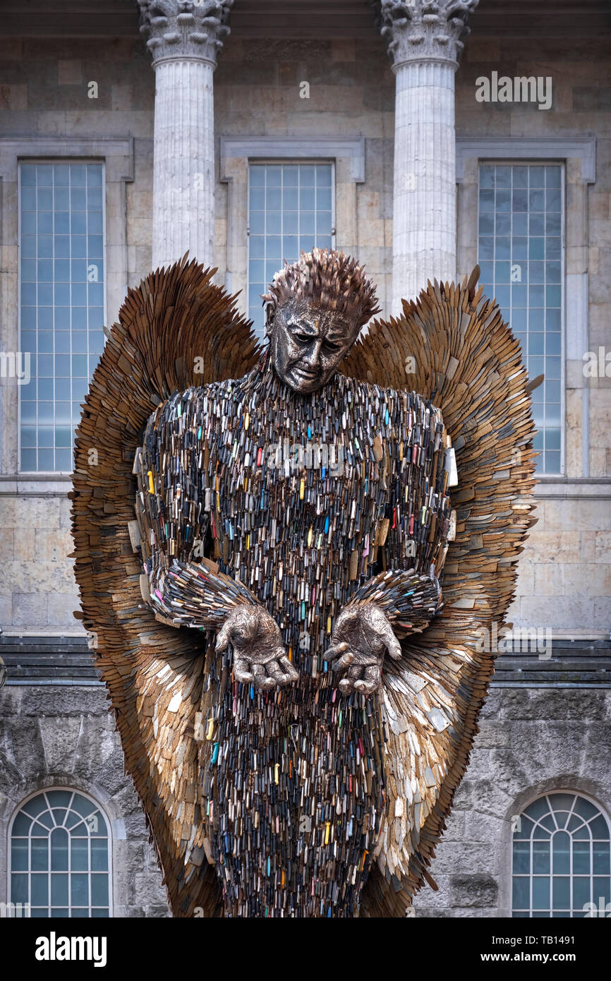 Ange couteau par Alfie Bradley, le centre-ville de Birmingham, Birmingham, West Midlands, Royaume-Uni Banque D'Images