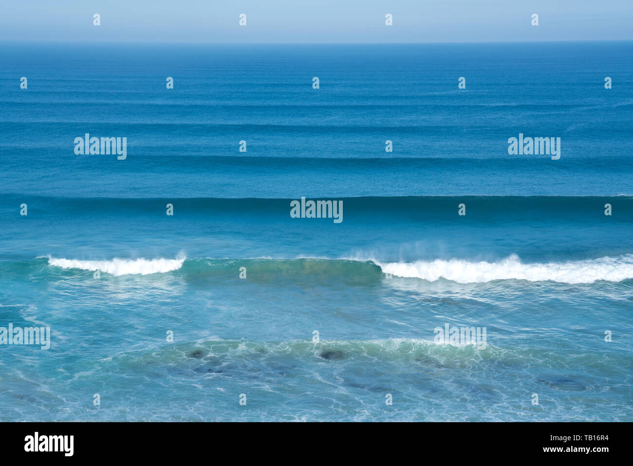 Théâtre de l'océan avec de petites vagues Banque D'Images