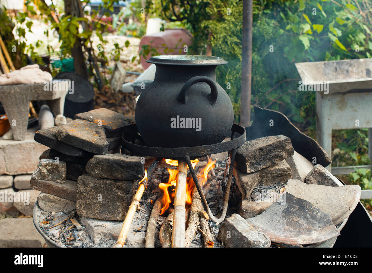 La cuisson de la soupe dans une casserole sur feu ouvert. Teotitlan del Valle, Oaxaca, Mexique. Mai 2019 Banque D'Images