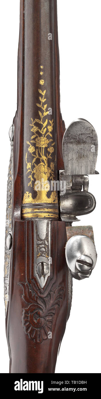 Une paire de pistolets à silex de luxe, Jean François Mouillet,¨LiÃ ge, vers 1730, Round barils avec bleuissement à l'origine, lisse des alésages dans 14,5 mm. Les parties supérieures du barils finement ciselé et décoré avec des paniers de fleurs dorées et de vrilles. Serrures avec plaques de dôme, abondamment orné de décorations de la vrille finement ciselés sur fond d'or. Sous les ressorts signé 'I.F.Mouillet'. Plein de noix légèrement les stocks avec décor sculpté. Meubles en fer ciselé richement orné de rocailles et de vrilles sur gold-plated sol, Additional-Rights Clearance-Info-Not-Available- Banque D'Images