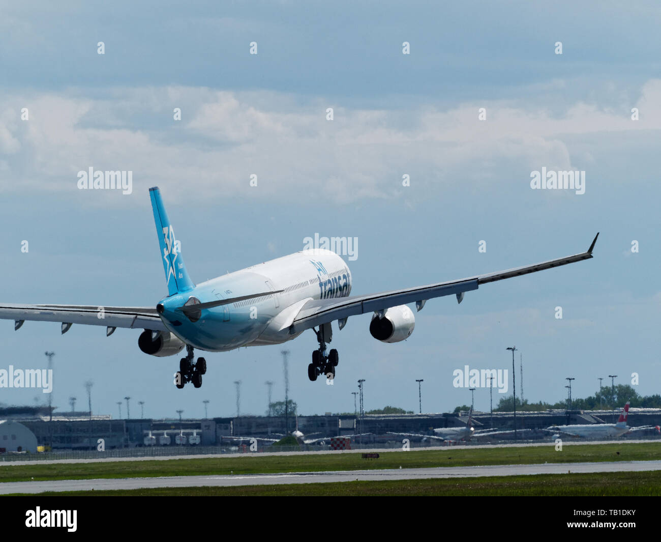 Montréal,Canada. Air Transat, l'Airbus A330 à l'atterrissage à l'aéroport  international Pierre Elliott Trudeau de Dorval, Québec Photo Stock - Alamy