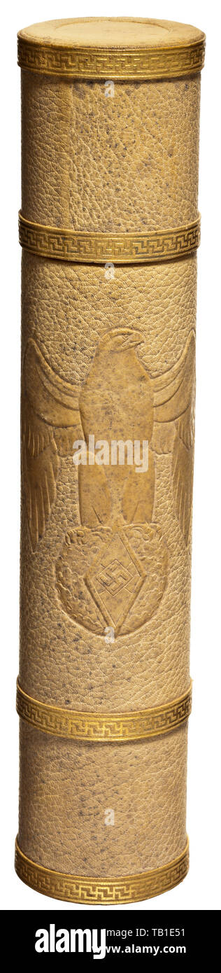 Un grand tube en cuir document HJ, probablement pour la bourse document à l'insigne honneur HJ Or avec rubis et brillants, Light-beige cuir grainé (quelque peu foxed) avec les Eagle de la HJ gravé en relief sur la face avant, la partie inférieure ainsi que le haut des embouts amovibles chaque décoré de deux croix gammée gravée or-/ meander frises, l'intérieur avec une lumière , la chemise. Environ 46 cm de hauteur, diamètre 9,5 cm. La qualité d'exécution élevée. 20e siècle, années 1930, Ligue des jeunes filles allemandes, bande de jeunes filles allemandes, organisation de jeunesse, organisations de jeunesse, NS, National Sociali, Editorial-Use-seulement Banque D'Images