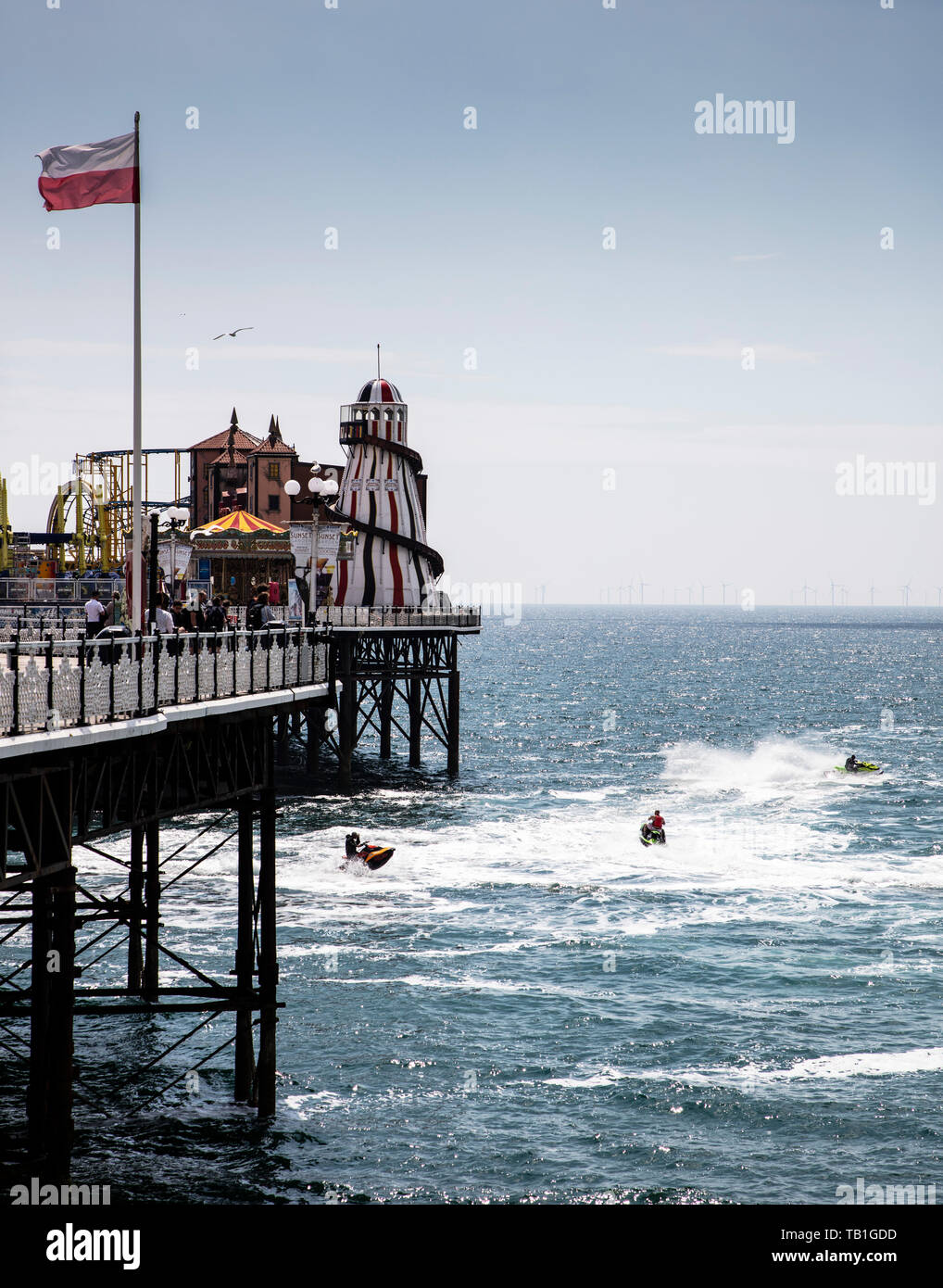 Jet skieurs par Brighton Palace Pier Banque D'Images