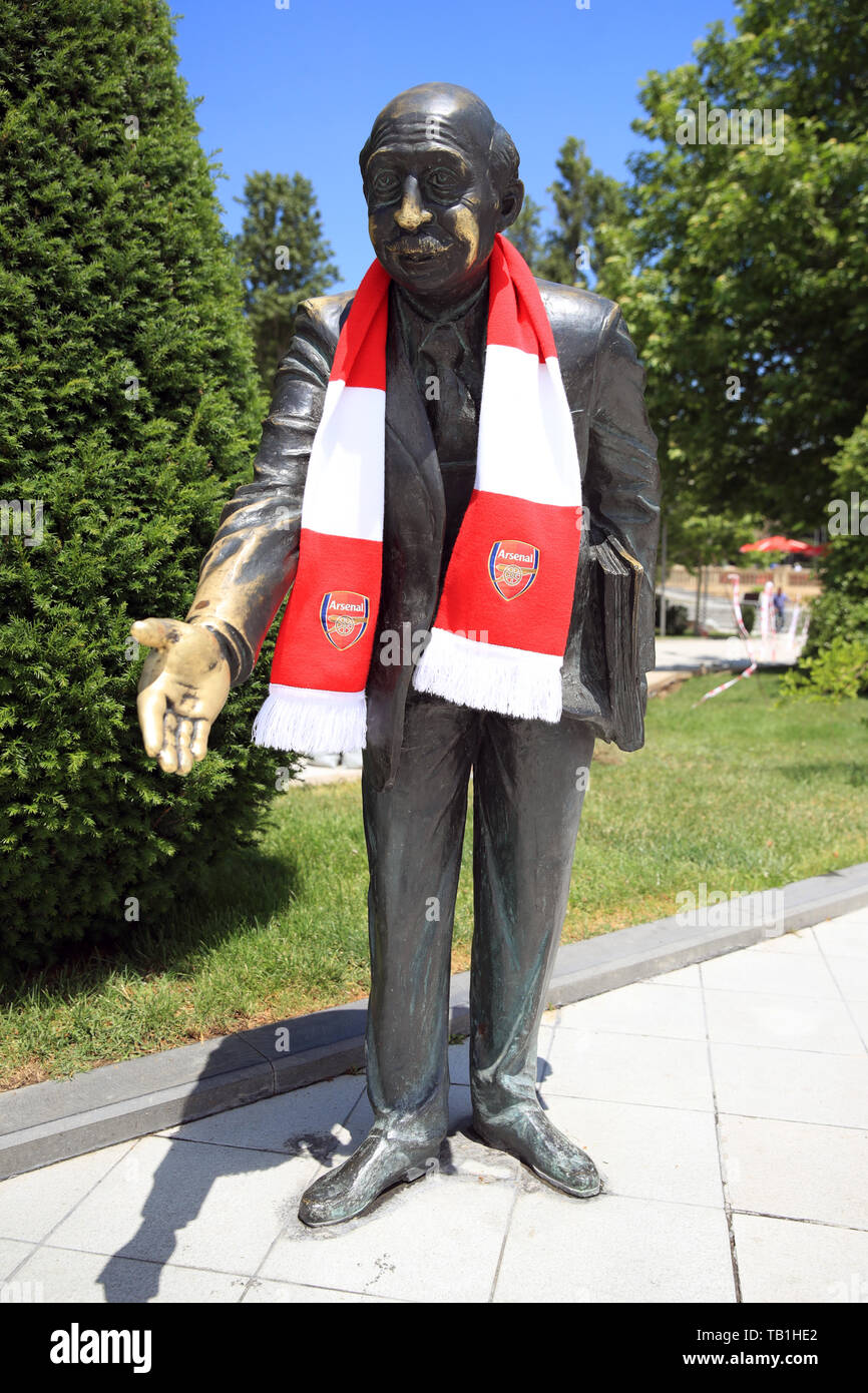 Un arsenal d'écharpe autour de drapés la sculpture de l'homme sympathique dans la station boulevard avant l'UEFA Europa League finale au Stade Olympique, Baku, Azerbaïdjan. Banque D'Images