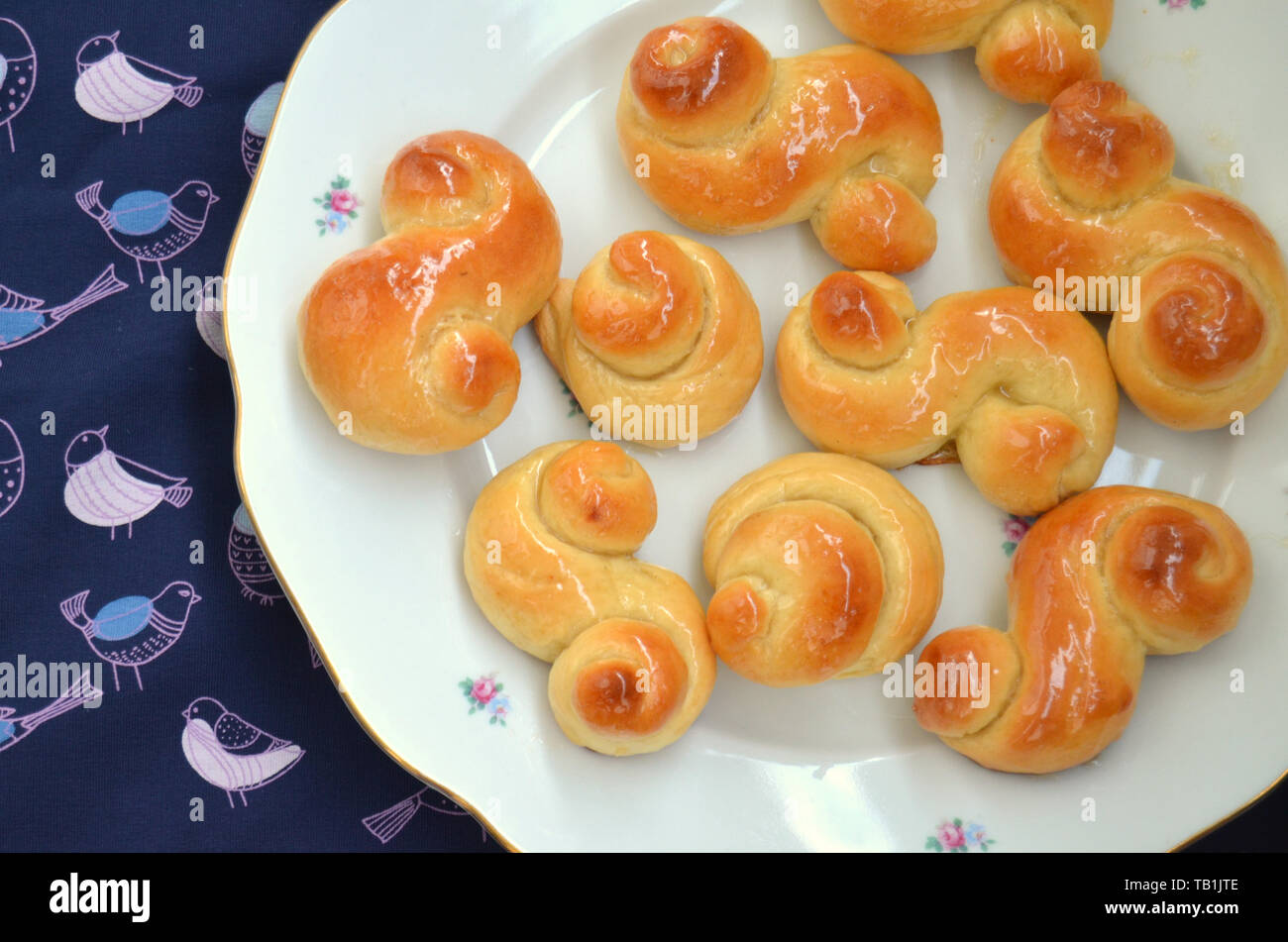Pâques en République tchèque traditionnel fait maison de la pâte feuilletée sucrée avec miel glacis : Jidase Jidasky ou Judas (Nœuds). Ils sont traditionnellement cuits et mangés Banque D'Images
