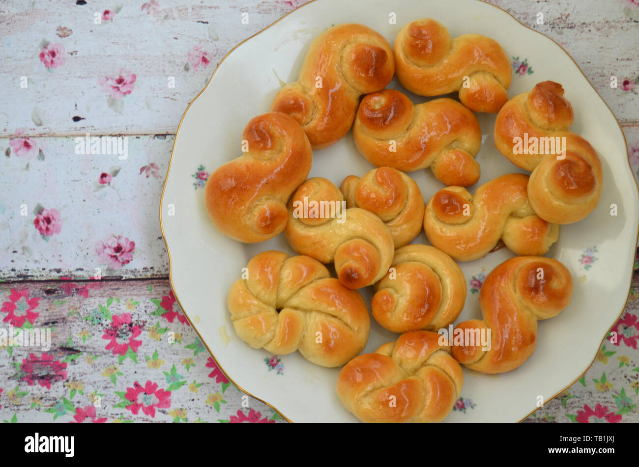 Pâques en République tchèque traditionnel fait maison de la pâte feuilletée sucrée avec miel glacis : Jidase Jidasky ou Judas (Nœuds). Ils sont traditionnellement cuits et mangés Banque D'Images