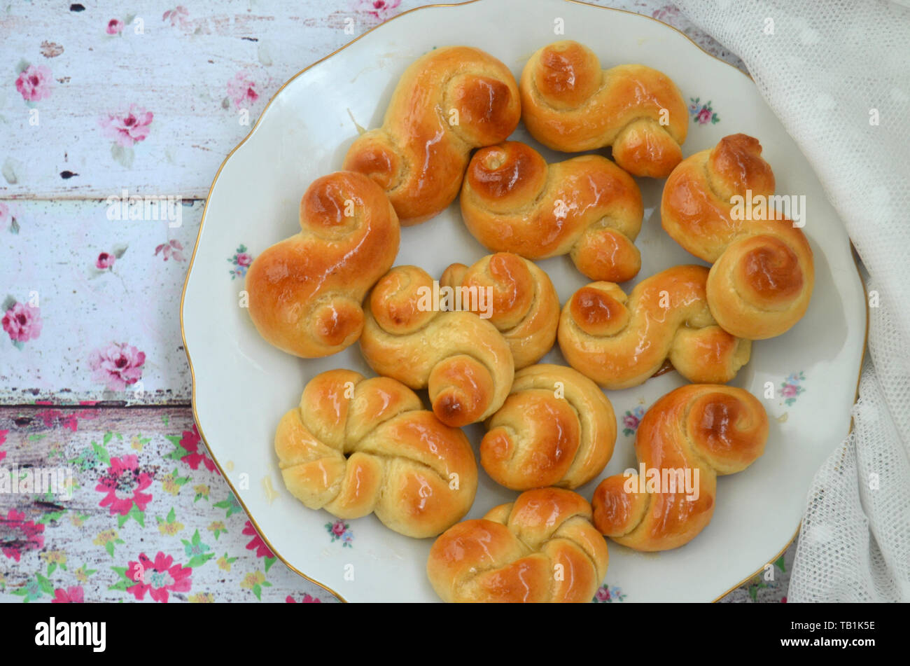 Pâques en République tchèque traditionnel fait maison de la pâte feuilletée sucrée avec miel glacis : Jidase Jidasky ou Judas (Nœuds). Ils sont traditionnellement cuits et mangés Banque D'Images