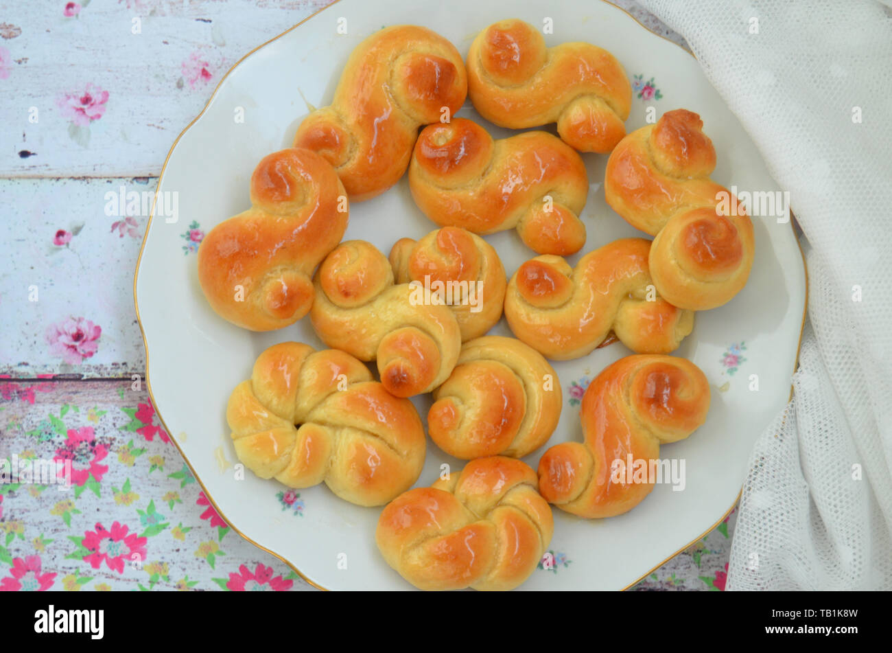 Pâques en République tchèque traditionnel fait maison de la pâte feuilletée sucrée avec miel glacis : Jidase Jidasky ou Judas (Nœuds). Ils sont traditionnellement cuits et mangés Banque D'Images
