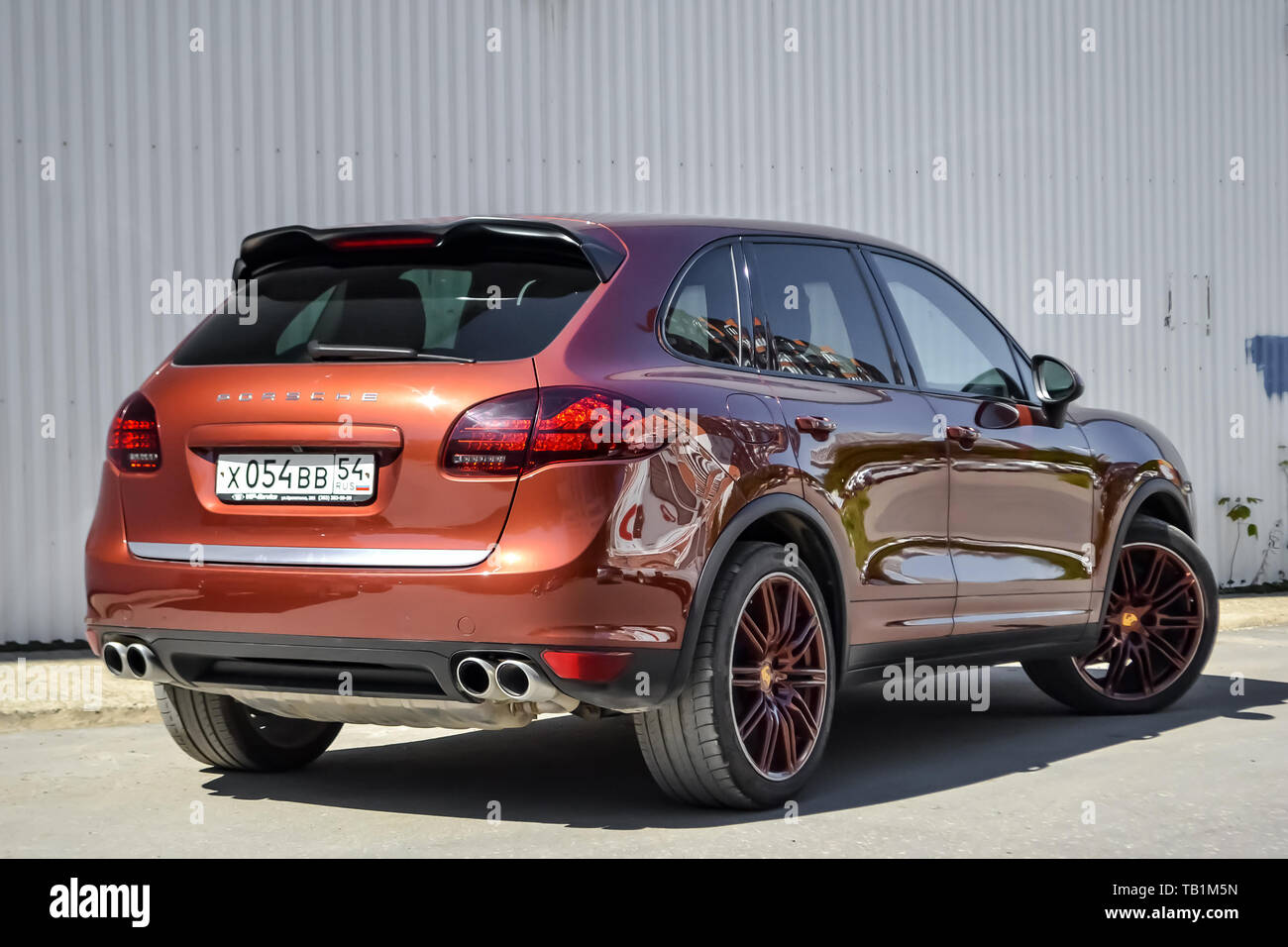 Novosibirsk, Russie - 05,29.2019 : vue latérale arrière de Porsche Cayenne 958 2013 de couleur brune après nettoyage avant de vendre à un jour d'été ensoleillé avec du gris Banque D'Images