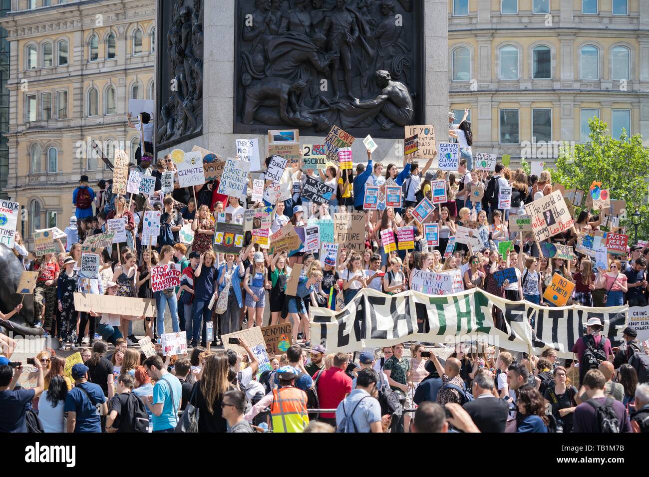 Londres, Royaume-Uni. 24 mai, 2019. La deuxième édition annuelle du Global Strike 4 Climat. Également connu sous le nom de vendredi pour l'avenir de l'école et de grève pour le climat. Le Parlement Sqr. Banque D'Images