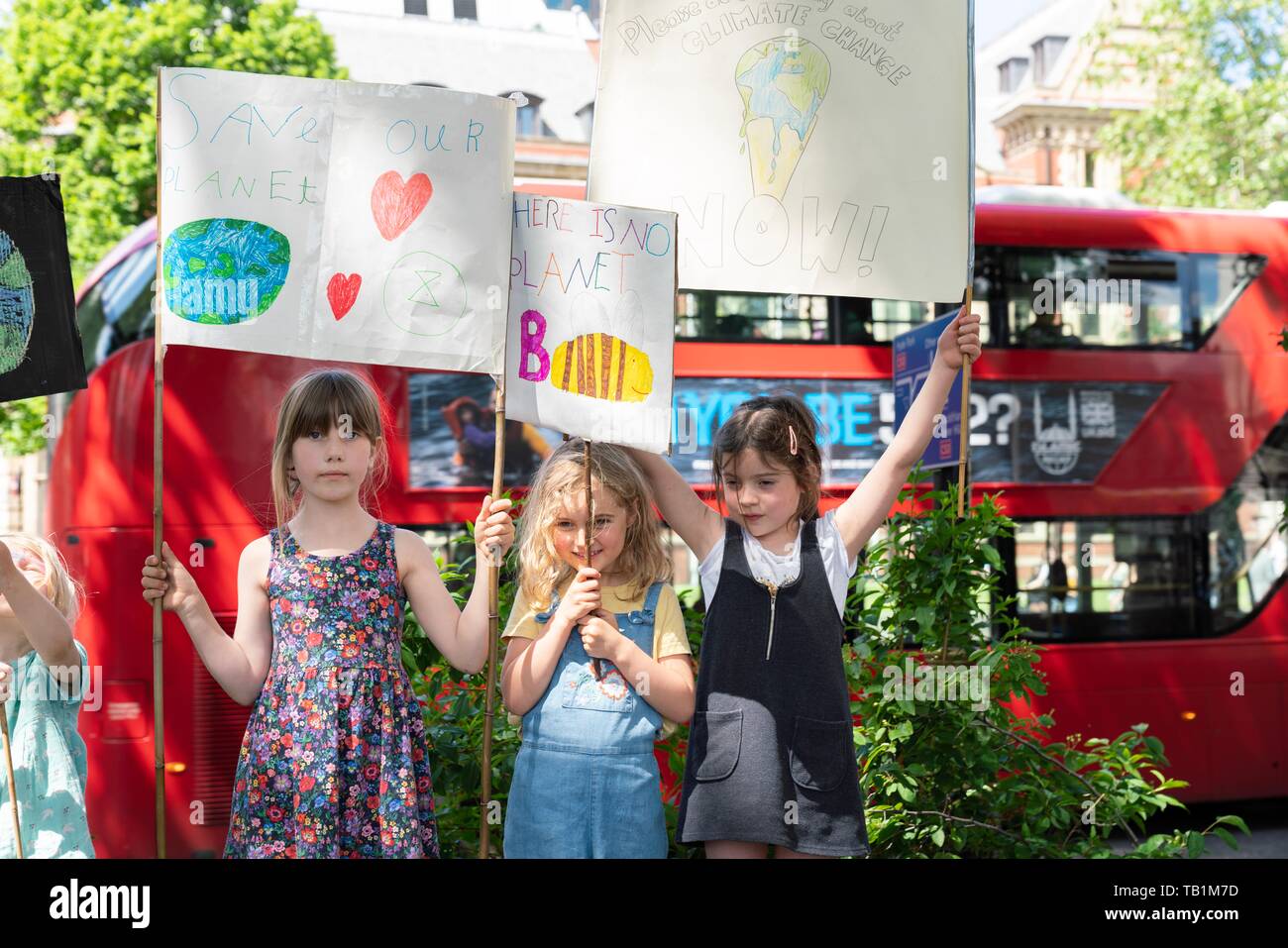 Londres, Royaume-Uni. 24 mai, 2019. La deuxième édition annuelle du Global Strike 4 Climat. Également connu sous le nom de vendredi pour l'avenir de l'école et de grève pour le climat. Le Parlement Sqr. Banque D'Images