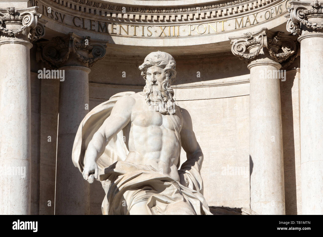 Détail montrant l'Arc de triomphe avec Neptune de Fontaine de Trévi par Nicola Salvi et Niccolo Pannini. Banque D'Images