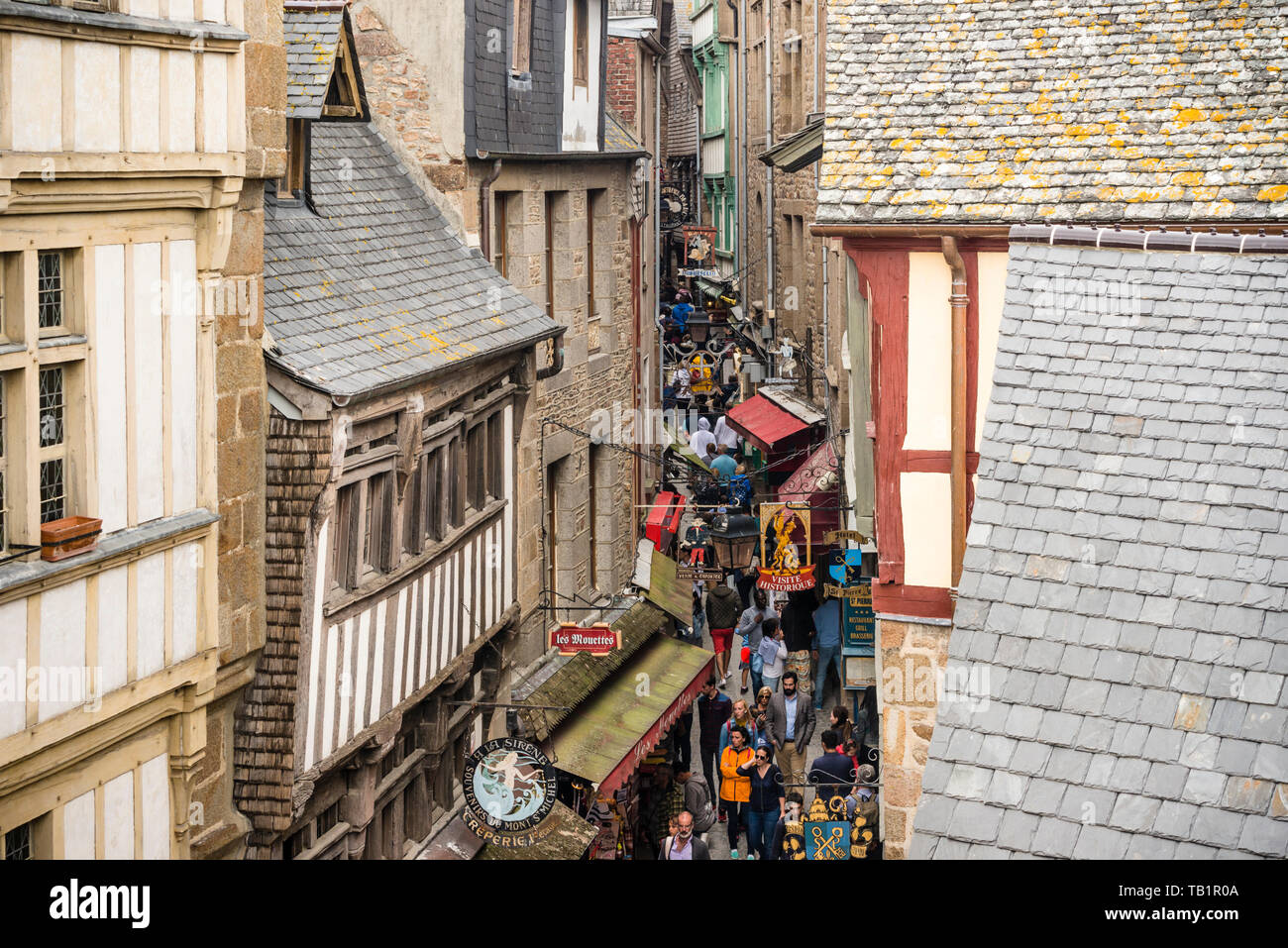 La rue bondée de Le Mont Saint Michel, Manche, Normandie, France Banque D'Images