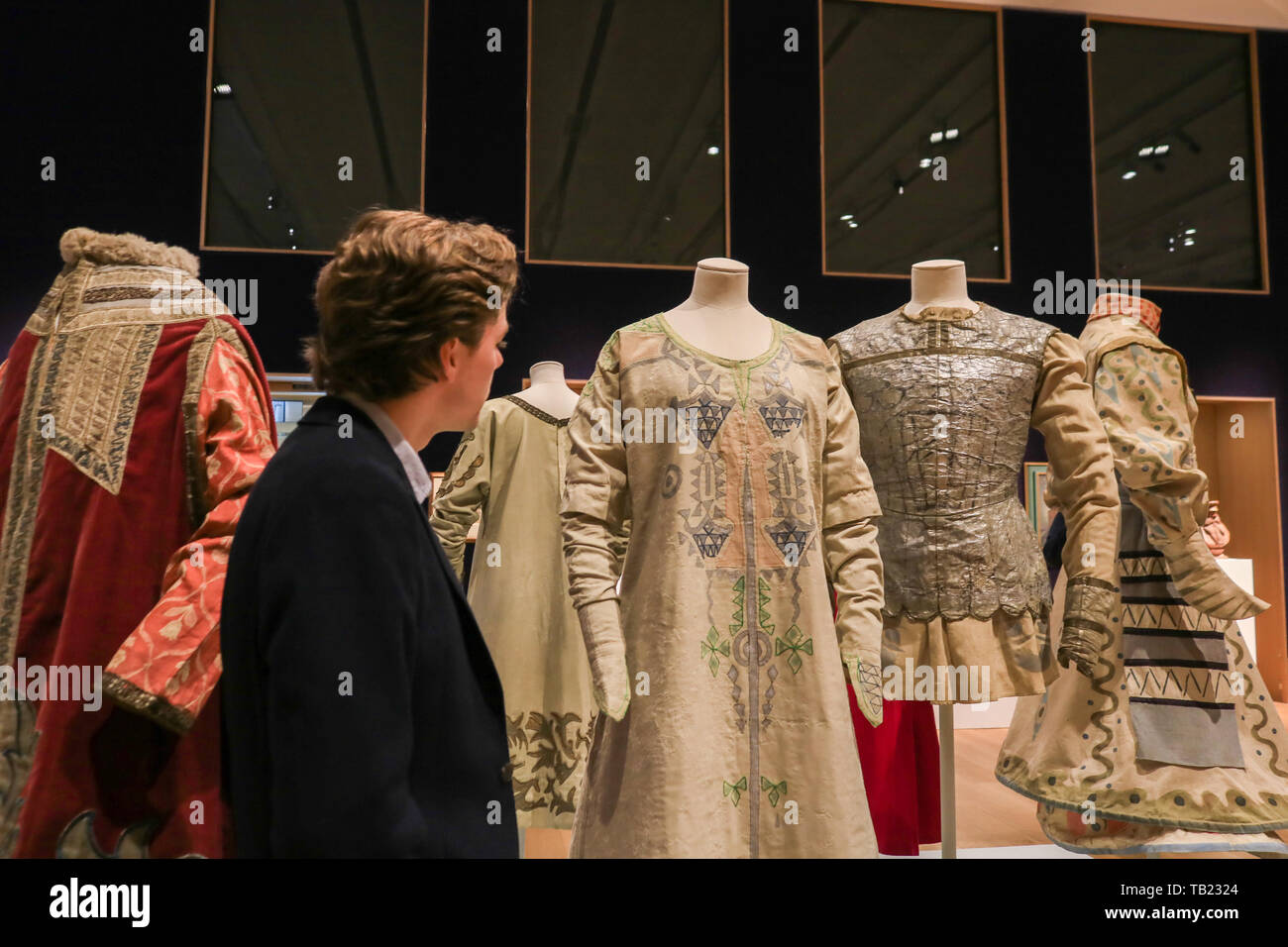 Londres, Royaume-Uni. 29 mai, 2019. Dans la poursuite de l'Oiseau de Ballets Russes Exposition spéciale marquant le 110e anniversaire des Ballets Russes fondés par Serge Diaghilev en 1909 au cours de la Semaine de l'art russe. L'exposition met l'accent sur les costumes utilisés dans l'Oiseau de feu, un ballet d'Igor Stravinski présenté pendant les Ballets Russes Paris saison en 1910 avec la musique d'Igor Stravinski et la première de ses nombreuses collaborations avec Diaghilev Crédit : amer ghazzal/Alamy Live News Banque D'Images