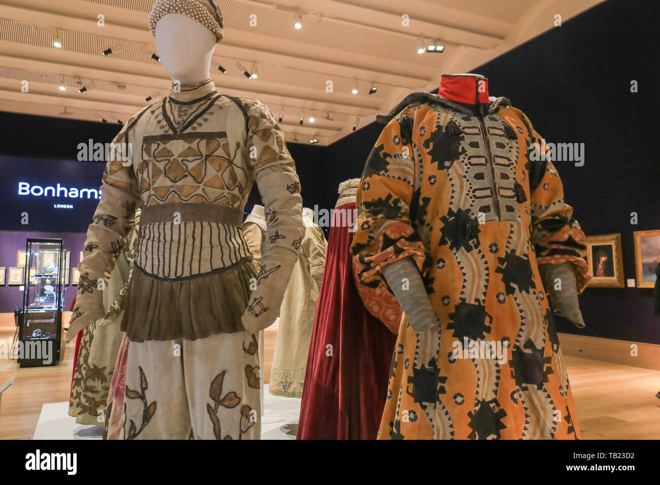 Londres, Royaume-Uni. 29 mai, 2019. Dans la poursuite de l'Oiseau de Ballets Russes Exposition spéciale marquant le 110e anniversaire des Ballets Russes fondés par Serge Diaghilev en 1909 au cours de la Semaine de l'art russe. L'exposition met l'accent sur les costumes utilisés dans l'Oiseau de feu, un ballet d'Igor Stravinski présenté pendant les Ballets Russes Paris saison en 1910 avec la musique d'Igor Stravinski et la première de ses nombreuses collaborations avec Diaghilev Crédit : amer ghazzal/Alamy Live News Banque D'Images