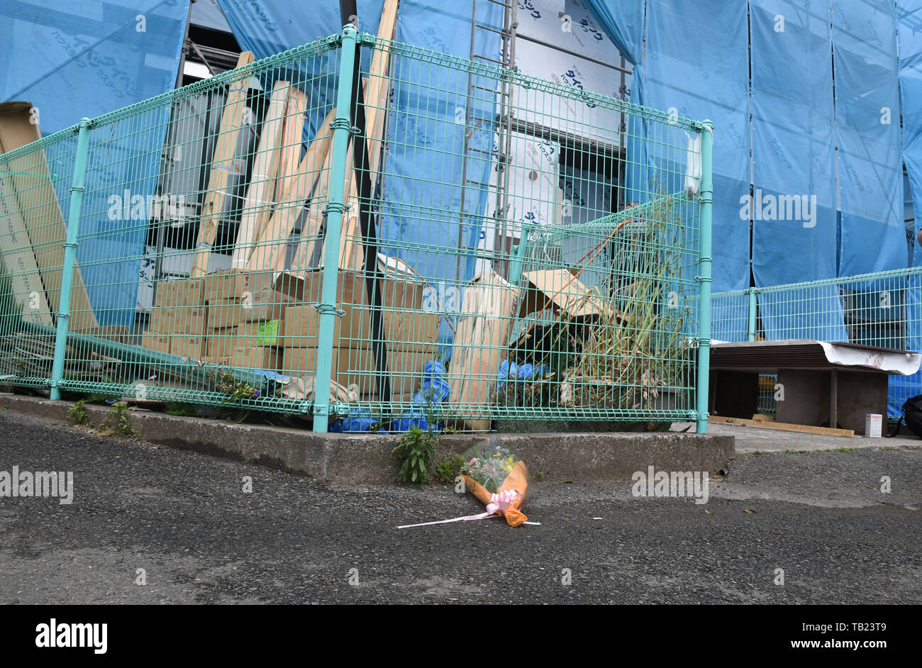 28 mai 2019 - Tokyo, Japon - un bouquet de fleurs a été placé sur un site d'un crime dans la préfecture de Kanagawa. Le même jour, deux personnes ont été tuées et 17 autres ont été blessés à l'aide d'une arme sur le Mardi 28 Mai, 2019. L'agresseur est mort après avoir pris sa propre vie avec l'une des armes de coupe. C'est arrivé près de la station de Noborito à 20 minutes du centre de Tokyo au Japon. Les victimes ont été prises pour hôpitaux différents dans la majorité qui sont dans une situation très critique et risque de décès. Le ministère de secours les pompiers et les auxiliaires médicaux ont été alertés autour Banque D'Images