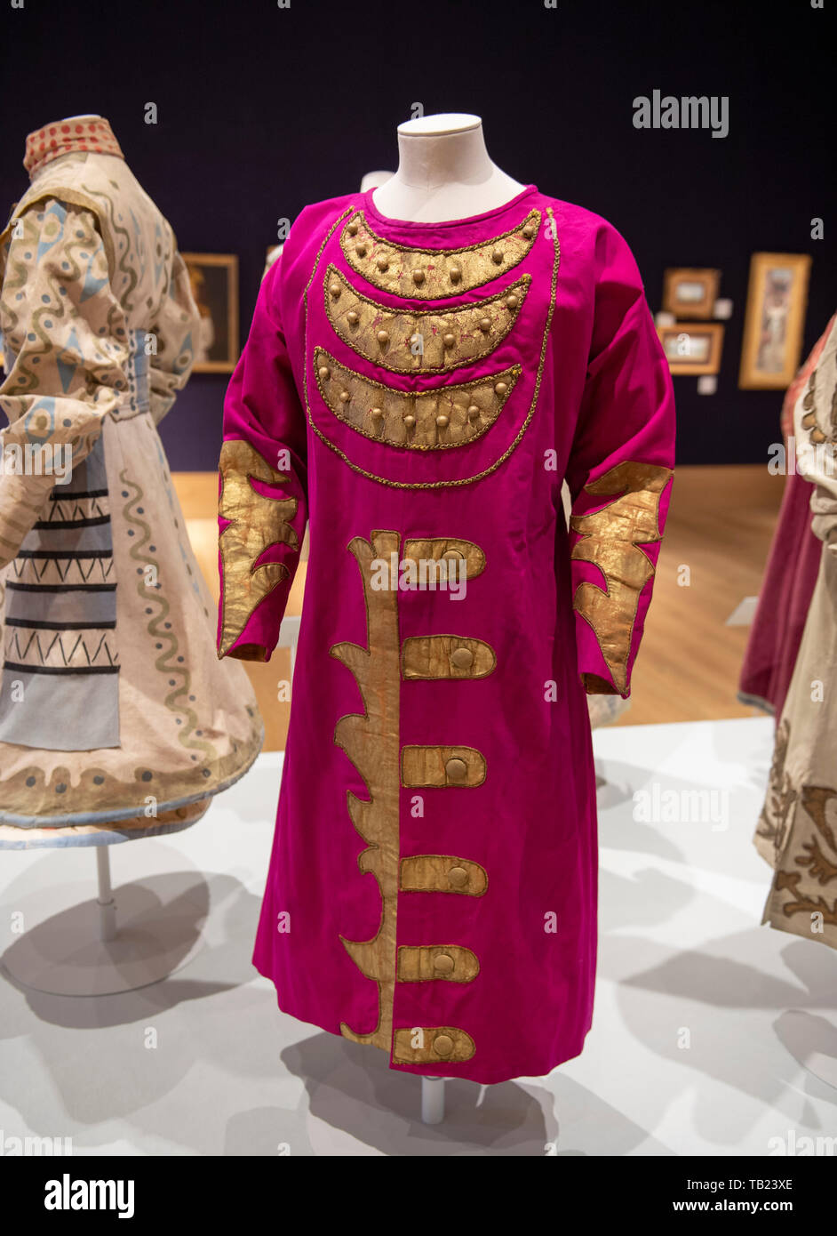 Bonhams, New Bond Street, London, UK. 29 mai 2019. Dans la poursuite de l'Oiseau de feu, une exposition Ballets Russes. Au cours de la Semaine de l'art russe et à côté de l'Art Russe vente aperçu, Bonhams' exposition spéciale présente et commémore le 110e anniversaire de l'univers enchanteur des Ballets Russes de Diaghilev avec des costumes d'avant-garde influent au début du xxe siècle ballet company. Credit : Malcolm Park/Alamy Live News Banque D'Images