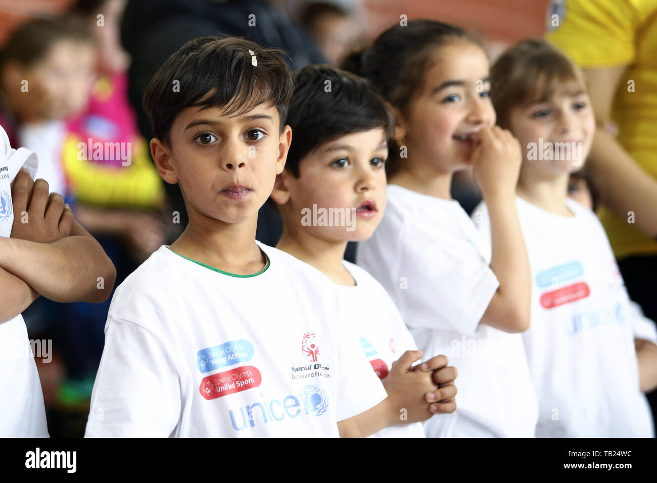 (190529) -- SARAJEVO, 29 mai 2019 (Xinhua) -- les enfants de migrants posent pour des photos pendant les Jeux Olympiques spéciaux Semaine Européenne de Football tournament à Sarajevo, Bosnie-Herzégovine le 29 mai 2019. (Xinhua/Nedim Grabovica) Banque D'Images