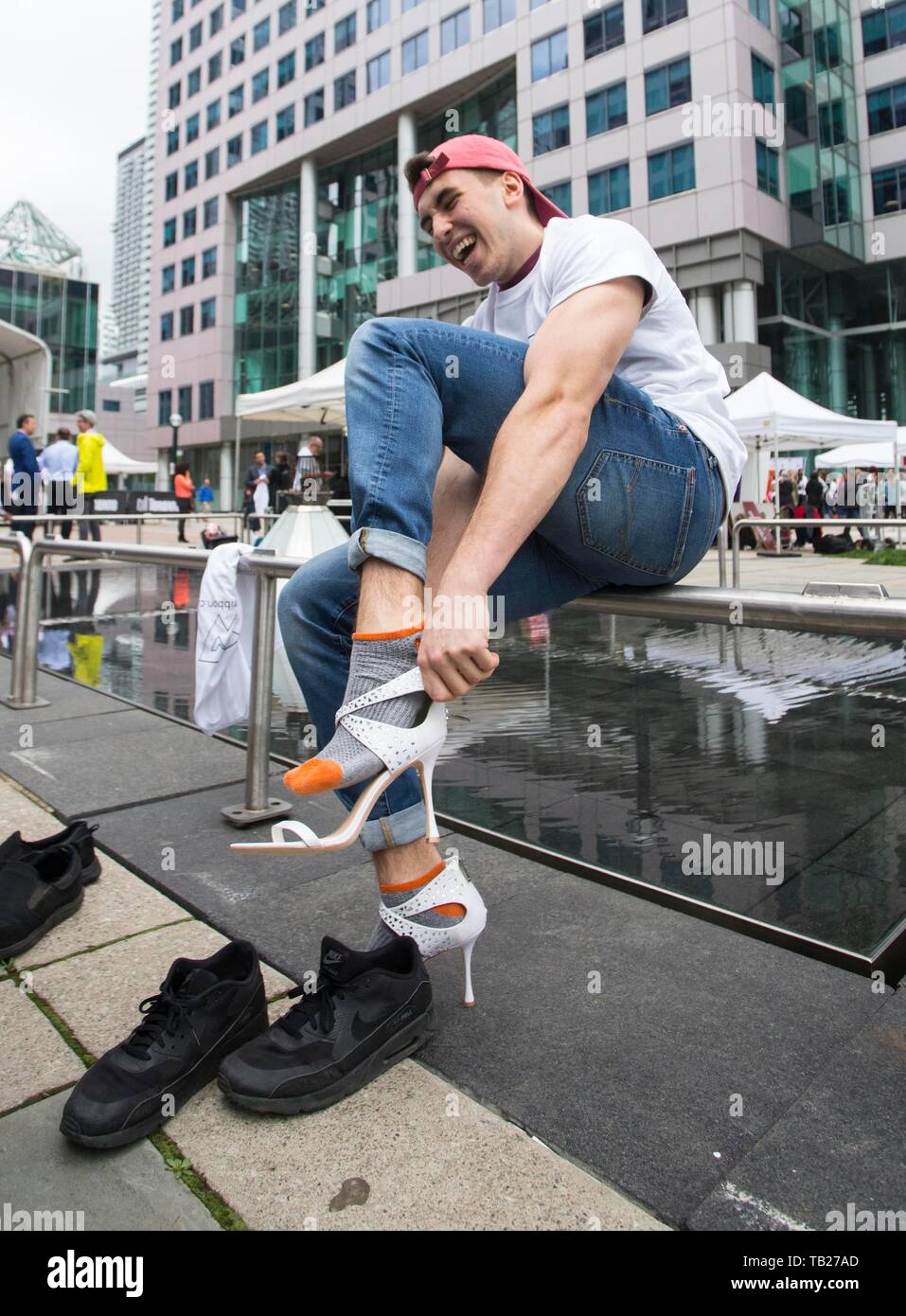 Toronto Canada. 29 mai 2019. Un homme met sur des chaussures de