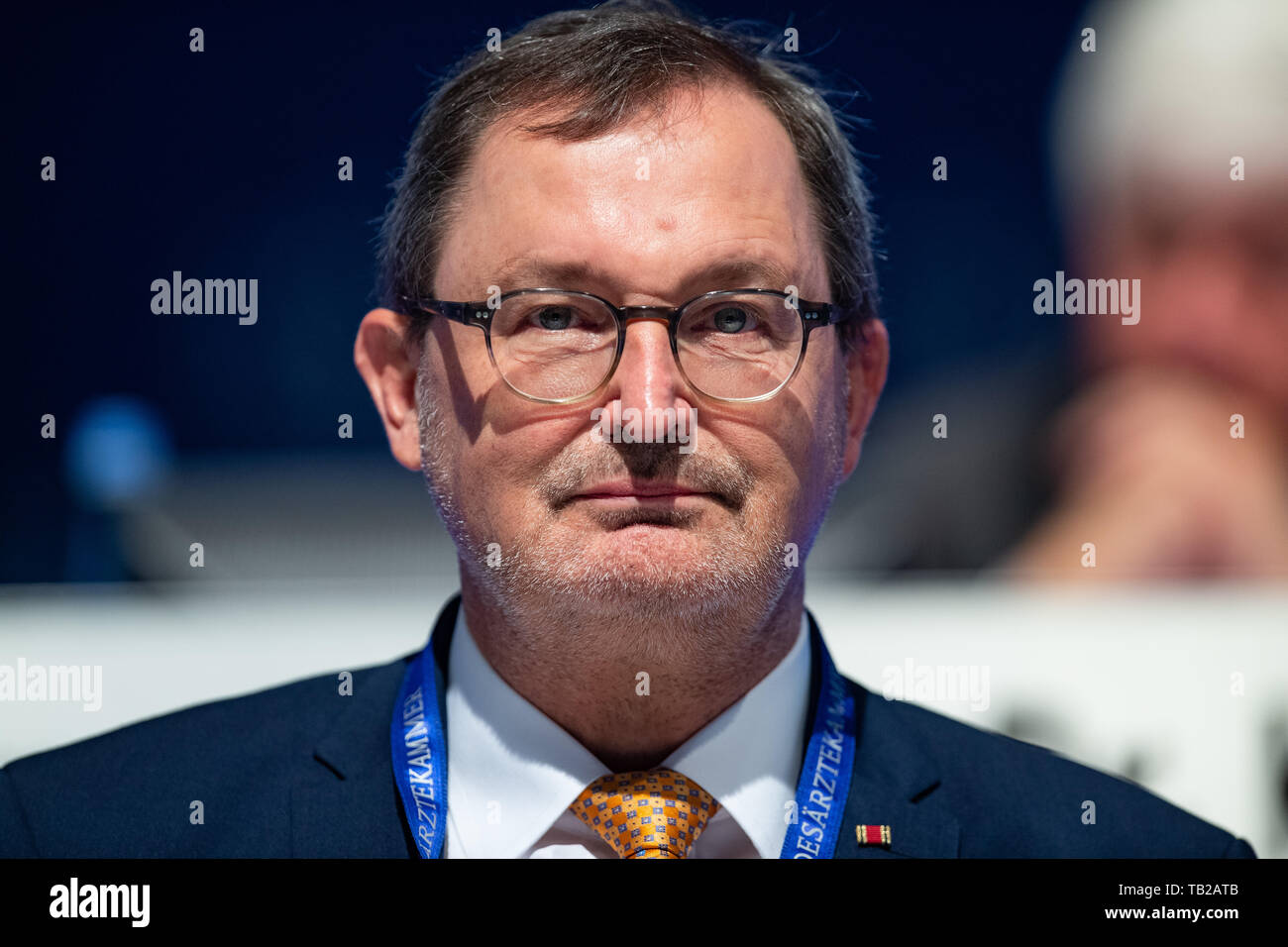 30 mai 2019, en Rhénanie du Nord-Westphalie, Münster : Günther Jonitz, Président de l'Association Médicale de Berlin, se trouve sur le podium aux 122e Congrès des médecins allemands avant l'élection du nouveau président. L'Association médicale allemande choisit le successeur de Montgomery en tant que président de l'Association médicale allemande. Photo : Guido Kirchner/dpa Banque D'Images