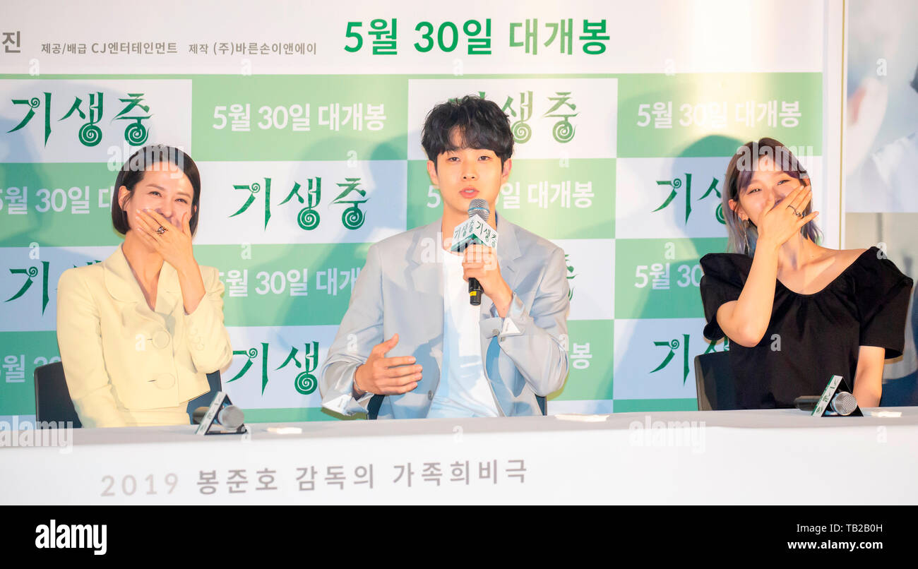 Cho, Yeo-Jeong Woo-Shik So-Dam Choi et Park, le 28 mai 2019 : (L-R) acteurs Cho Yeo-Jeong, Choi Woo-Shik So-Dam Parc et assister à une conférence de presse après un aperçu de la presse de black comedy film 'parasite' à Séoul, Corée du Sud. Bong Joon-Ho directeur de la Corée du Sud, film de 'parasite' a remporté la Palme d'or au 72e Festival de Cannes. Credit : Lee Jae-Won/AFLO/Alamy Live News Banque D'Images