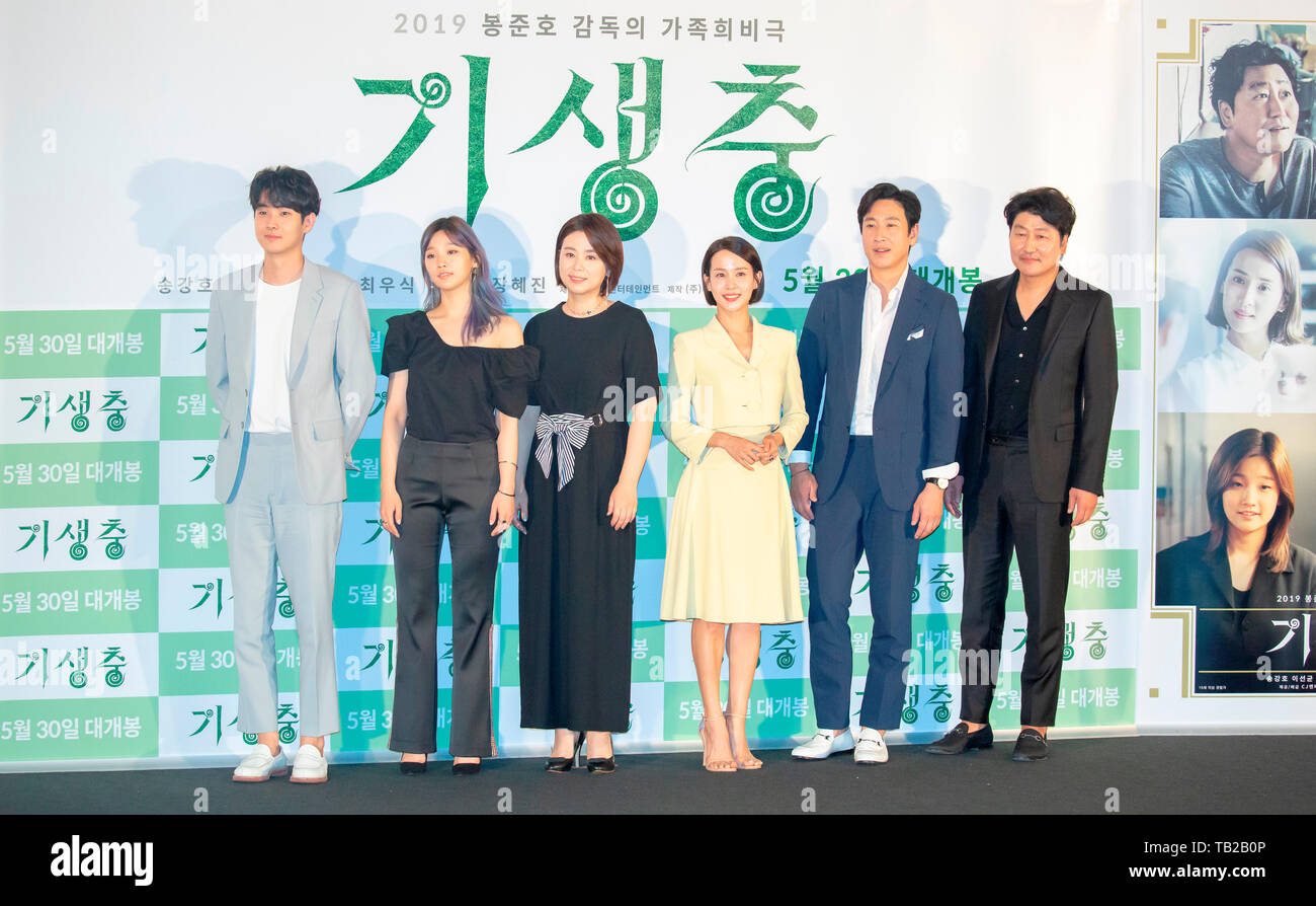 Woo-Shik So-Dam Choi, Park, Jang Hye-Jin, Cho, Yeo-Jeong Sun-Kyun Lee et Song Kang-Ho, le 28 mai 2019 : (L-R) acteurs Choi, So-Dam Woo-Shik Parc, Jang Hye-Jin, Cho, Yeo-Jeong Sun-Kyun Lee et poser pour les photographes Kang-Ho Song lors d'une conférence de presse après une presse aperçu de la comédie noire film 'parasite' à Séoul, Corée du Sud. Bong Joon-Ho directeur de la Corée du Sud, film de 'parasite' a remporté la Palme d'or au 72e Festival de Cannes. Credit : Lee Jae-Won/AFLO/Alamy Live News Banque D'Images