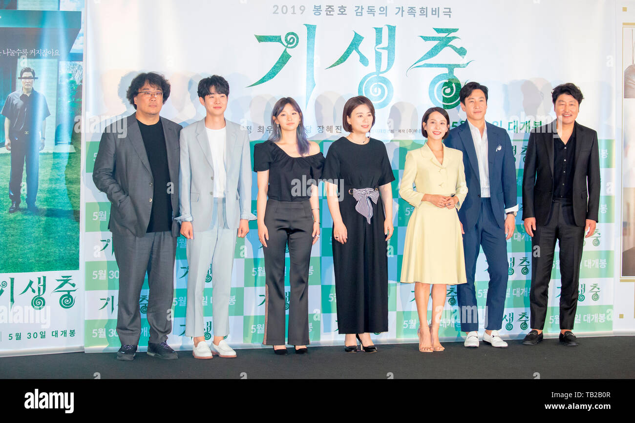 Bong Joon-Ho, Choi Woo-Shik So-Dam, Park, Jang Hye-Jin, Cho, Yeo-Jeong Sun-Kyun Lee et chants Kang-Ho, Mai 28, 2019 : (L-R) Bong Joon-Ho Directeur d'acteurs, Woo-Shik So-Dam Choi, Park, Jang Hye-Jin, Cho, Yeo-Jeong Sun-Kyun Lee et poser pour les photographes Kang-Ho Song lors d'une conférence de presse après un aperçu de la presse de black comedy film 'parasite' à Séoul, Corée du Sud. Bong Joon-Ho directeur de la Corée du Sud, film de 'parasite' a remporté la Palme d'or au 72e Festival de Cannes. Credit : Lee Jae-Won/AFLO/Alamy Live News Banque D'Images